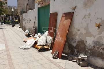 Bolsas con escombros y restos de una obra de construcción en la calle Plazoleta Enrique Sventenius en Telde (Foto TA)